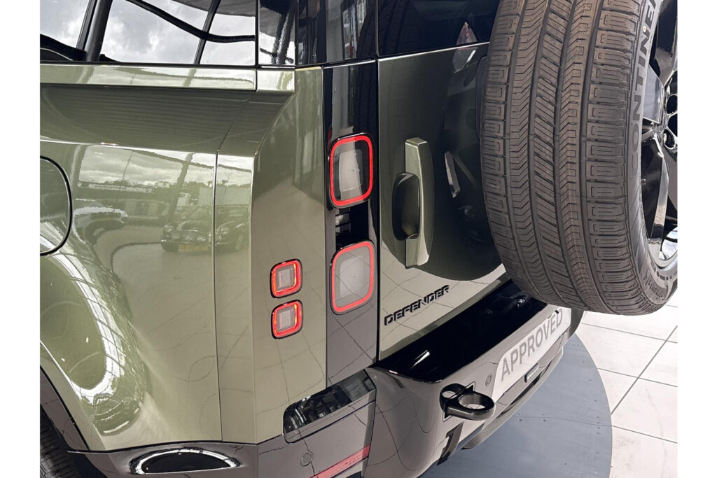 Land Rover Defender 110 P300e Dynamic HSE Edition, foto 20 van 39