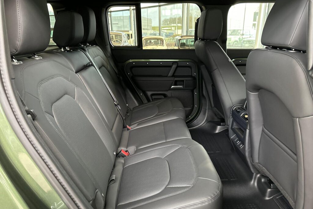 Land Rover Defender 110 P300e Forest Edition, foto 14 van 54
