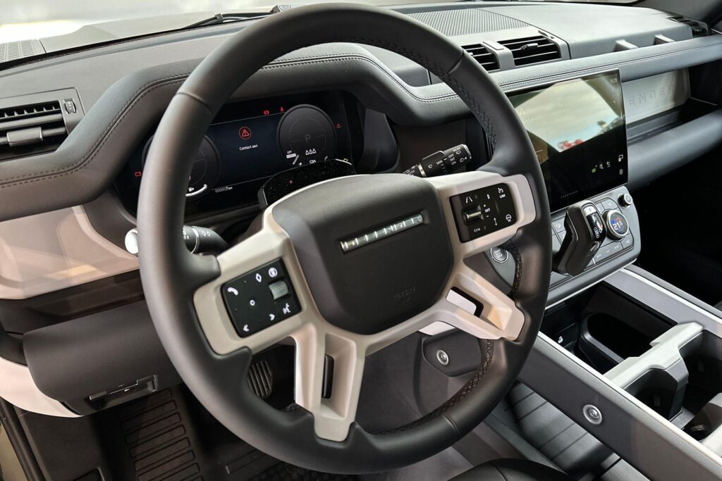 Land Rover Defender 110 P300e Forest Edition, foto 16 van 54