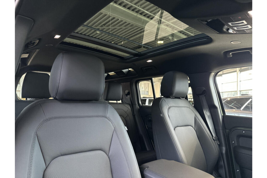 Land Rover Defender 110 P300e Forest Edition, foto 37 van 54