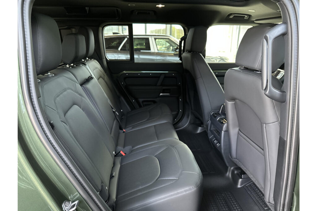 Land Rover Defender 110 P300e Forest Edition, foto 38 van 54