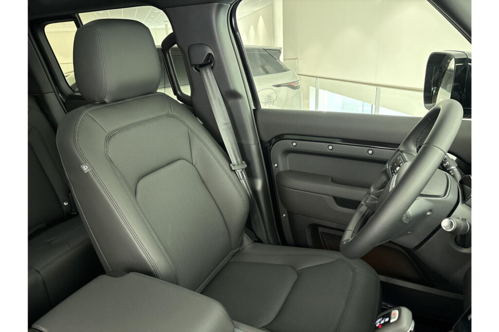 Land Rover Defender 110 P300e Dynamic SE Edition, foto 9 van 23