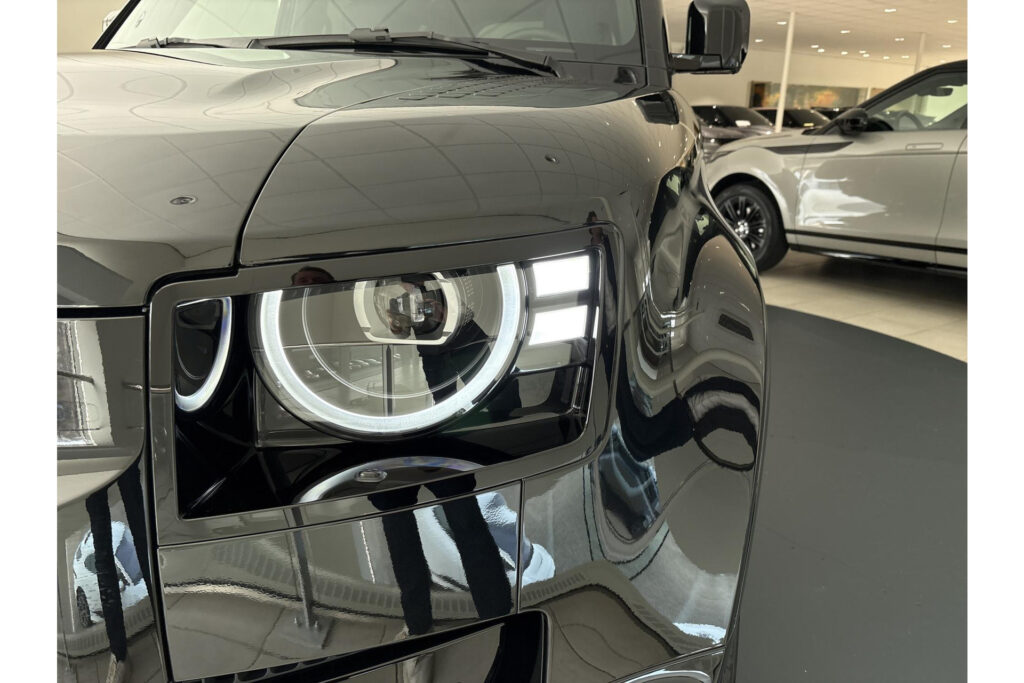 Land Rover Defender 110 P300e Dynamic SE Edition, foto 29 van 34