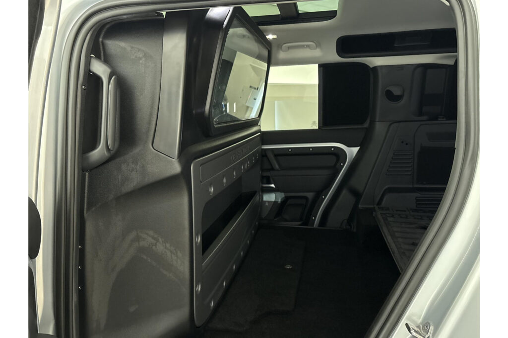 Land Rover Defender Commercial 3.0 6-cil D200 110 S, foto 9 van 28