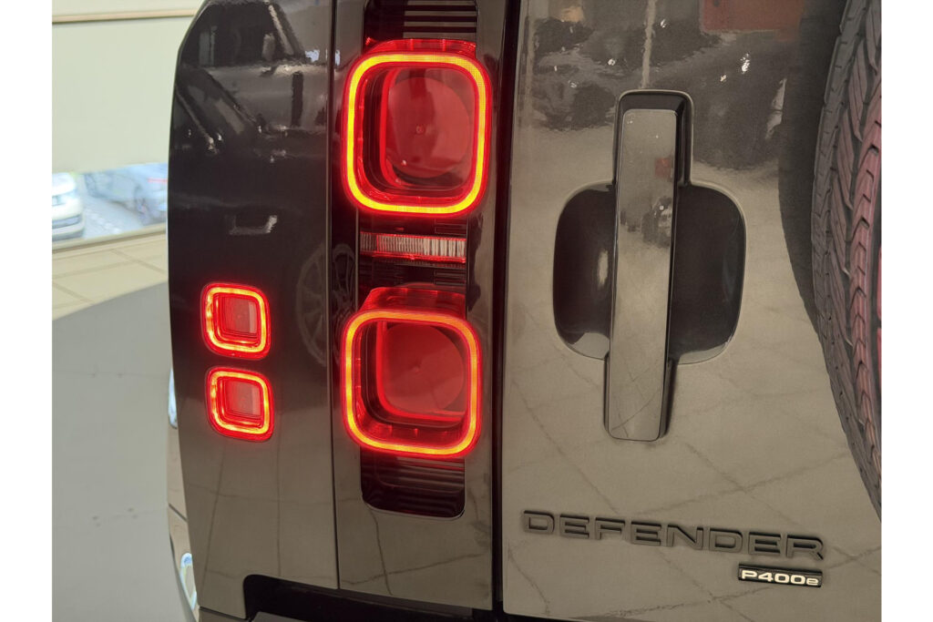 Land Rover Defender 110 P400e X-Dynamic HSE, foto 19 van 33