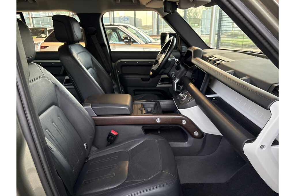 Land Rover Defender 110 7 Seater P400 3.0 HSE, foto 3 van 24