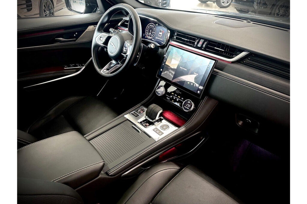 Jaguar F-PACE P400e R-Dynamic Black, foto 3 van 39