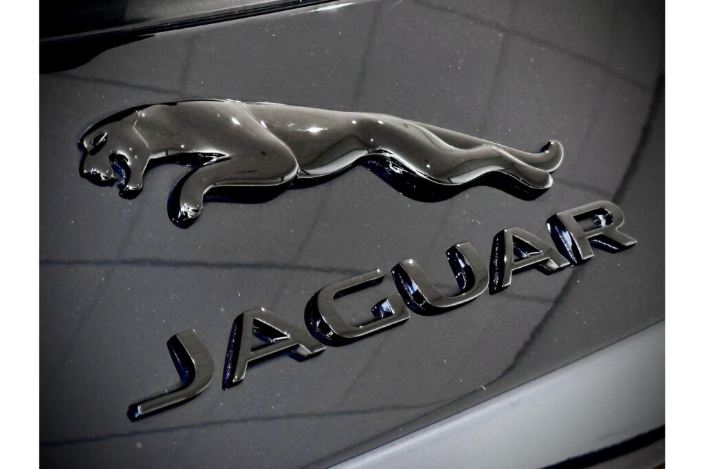Jaguar F-PACE P400e R-Dynamic Black, foto 30 van 39