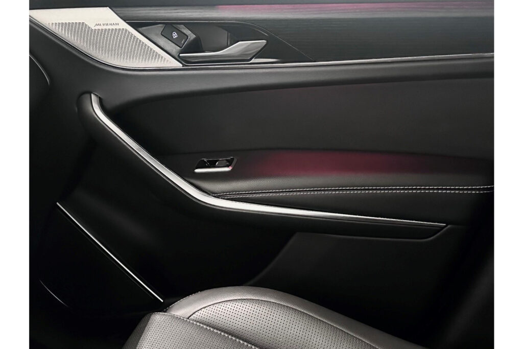 Jaguar F-PACE P400e R-Dynamic Black, foto 35 van 39