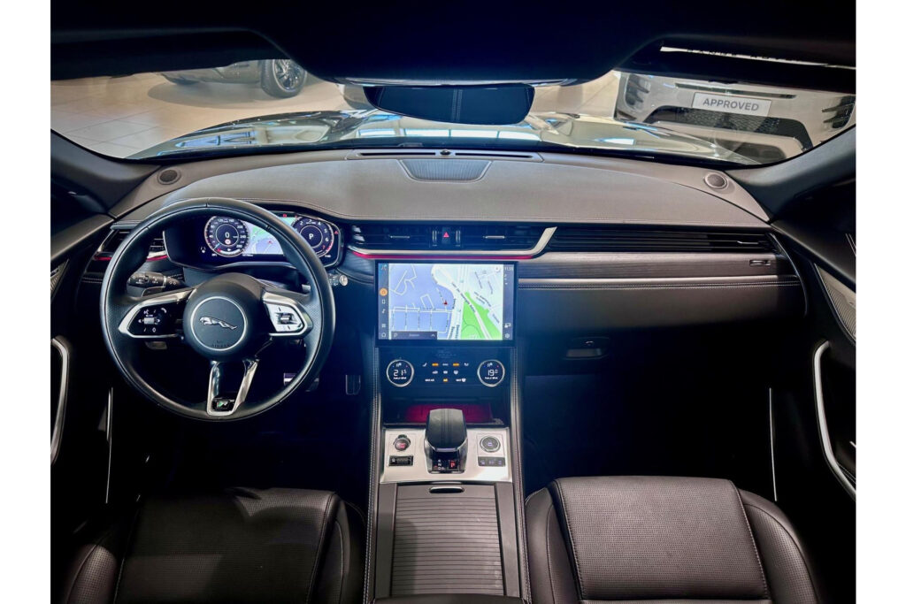 Jaguar F-PACE P400e R-Dynamic Black, foto 6 van 39