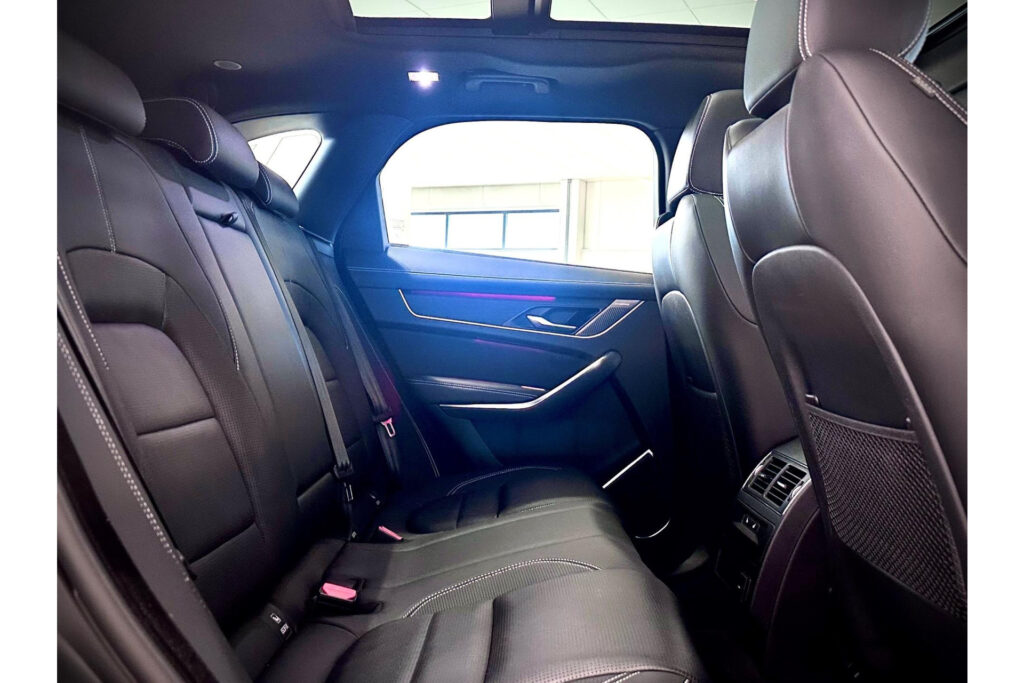 Jaguar F-PACE P400e R-Dynamic Black, foto 7 van 39