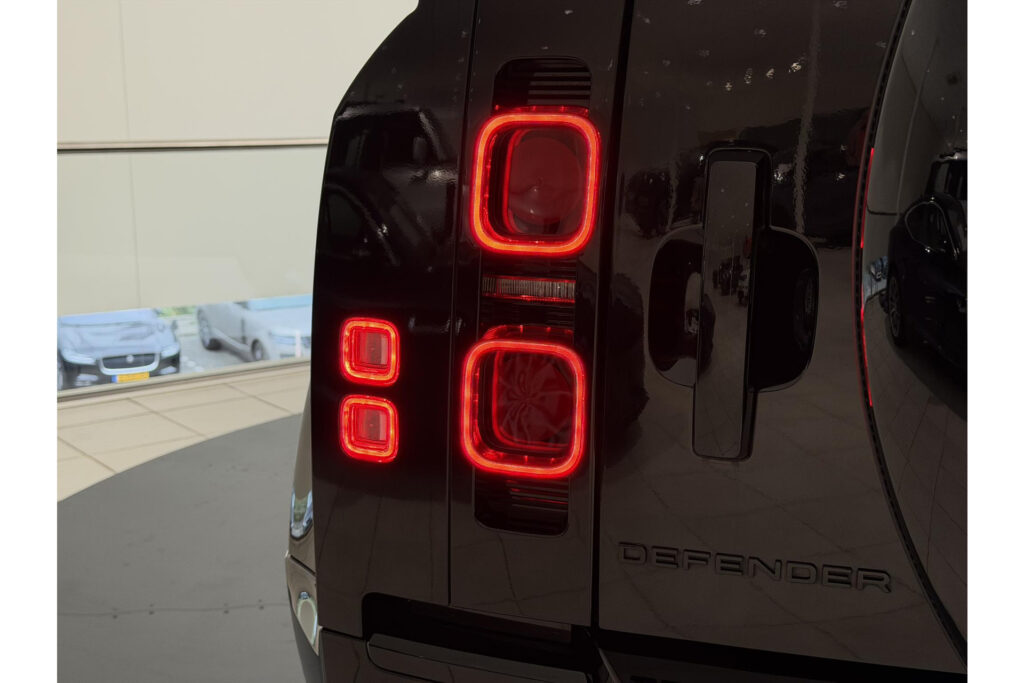 Land Rover Defender 110 P300e X-Dynamic HSE, foto 38 van 38