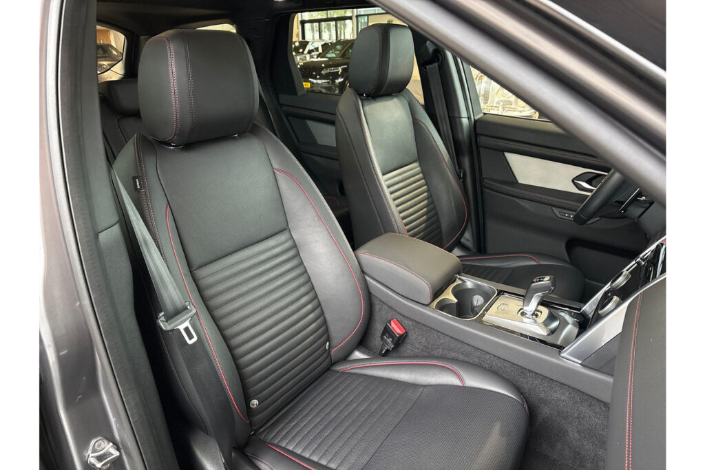 Land Rover Discovery Sport P300e R-Dynamic SE, foto 10 van 24